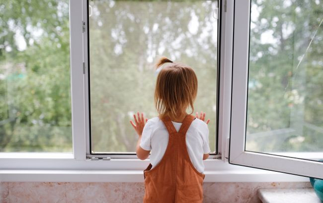На Днепропетровщине 2-летняя девочка выпала из окна — полиция бьет тревогу