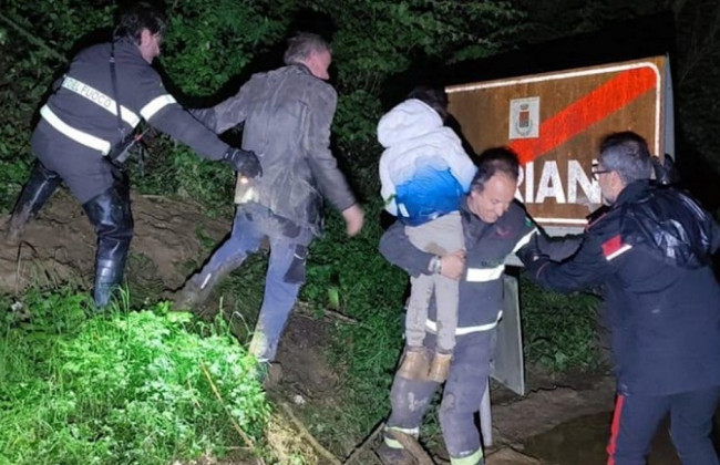 В Італії батько двох дітей, боячись коронавірусу, роками тримав їх у лісовій хатині