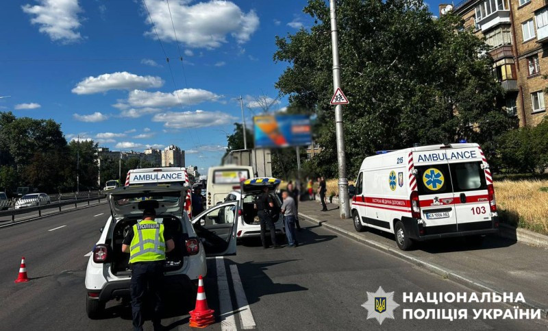 В Киеве маршрутка врезалась в грузовик – пострадали 9 человек