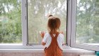 На Днепропетровщине 2-летняя девочка выпала из окна — полиция бьет тревогу