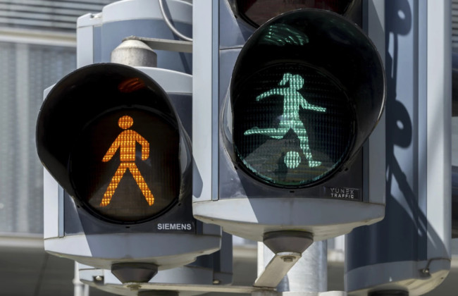 В Швейцарии установили светофоры с футболистками в честь женского Евро-2025