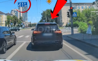 В Киеве наказали водителя BMW, который двигался по полосе для маршрутных транспортных средств — видео