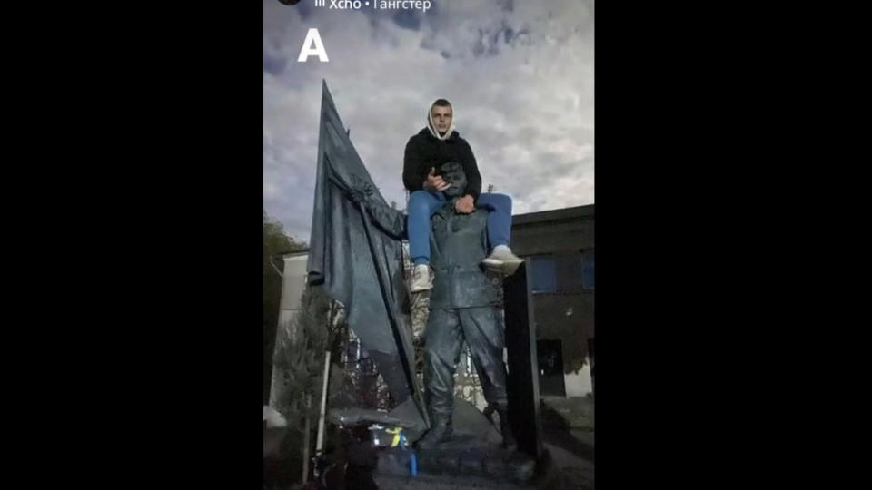 На Тернопільщині 16-річний юнак виліз на пам’ятник Герою Небесної сотні заради фото