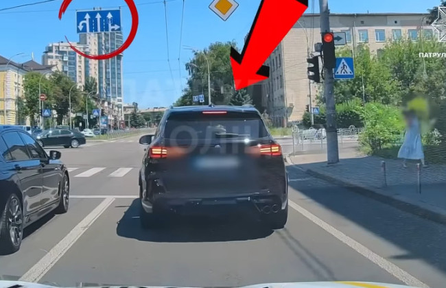 В Киеве наказали водителя BMW, который двигался по полосе для маршрутных транспортных средств — видео