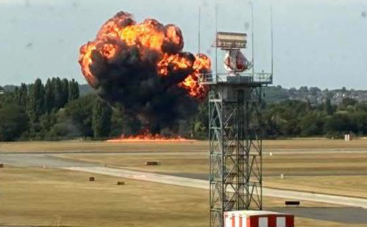 В лондонському аеропорту Саутенд розбився пасажирський літак, відео
