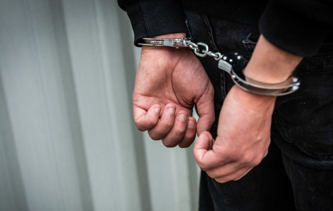 На Житомирщині покарали чоловіка,  який намагався пограбувати ювелірну крамницю, розбивши вітрину саморобною ключкою