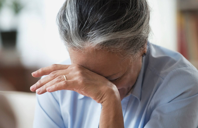 Требовал деньги, угрожал, бил — на Полтавщине судили мужчину за домашнее насилие над матерью