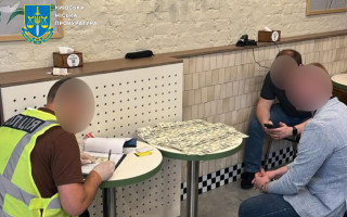 У Києві працівника суду підозрюють у вимаганні $5900 за «допомогу» з військовим обліком