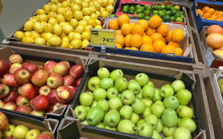 Яблука б’ють рекорди: як зросли ціни на продукти в України — Держстат оприлюднив цифри