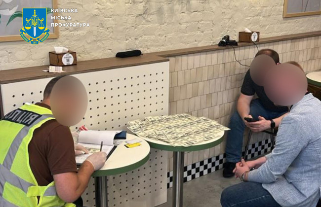 В Киеве сотрудника суда подозревают в вымогательстве $5900 за «помощь» с воинским учетом