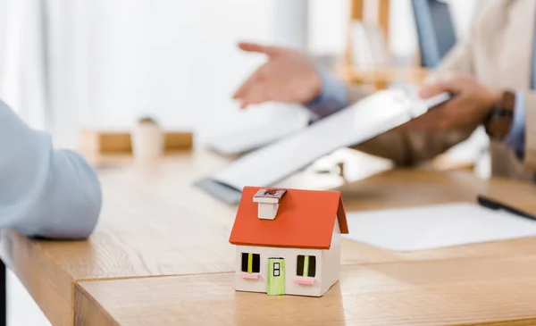 Апелляционный суд защитил право ребенка на получение наследственного имущества после смерти наследодателя в РФ