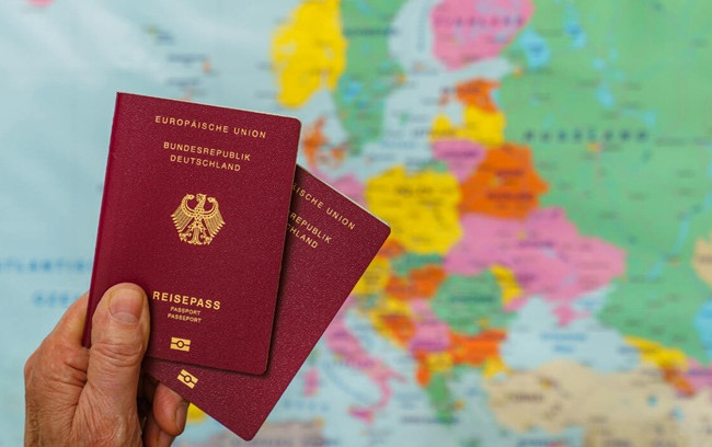 Для граждан определенных государств будет упрощен порядок получения украинского гражданства — подписан закон о множественном гражданстве
