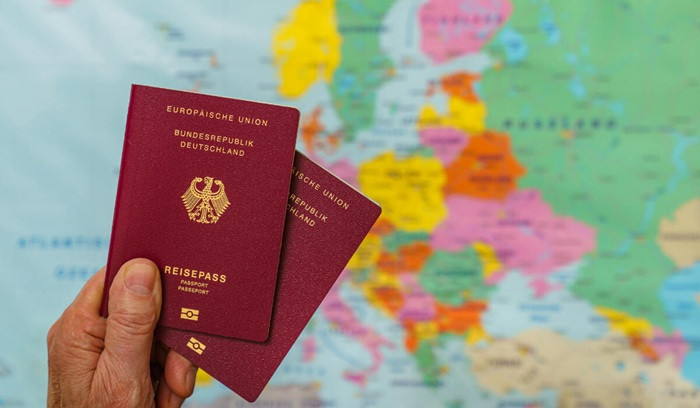 Для громадян певних держав буде спрощено порядок набуття українського громадянства — підписано закон про множинне громадянство