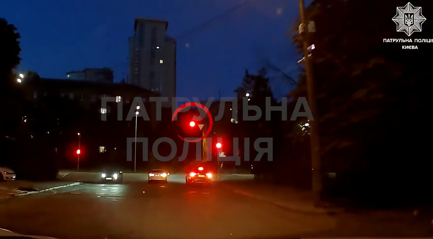 В Киеве наказали водителя Toyota, который проехал перекресток на красный сигнал светофора — видео