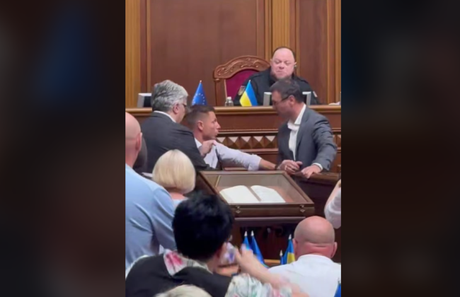 Під час розгляду закону про встановлення вивізного мита на сою та ріпак у Раді відбулася бійка, відео