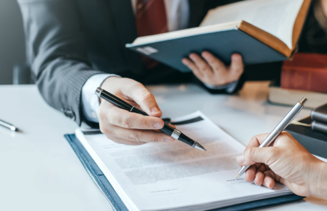 Британский суд признал: адвокат с деменцией осознанно заключил контракт на 73 тысяч фунтов