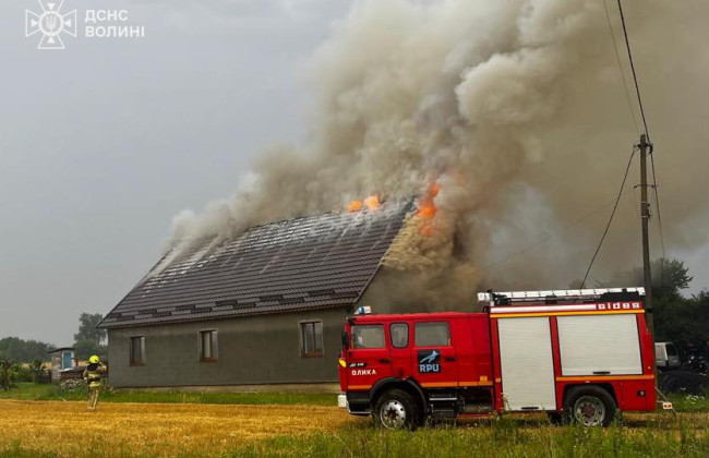 На Волыни молния попала в дом с тремя малолетними детьми, фото