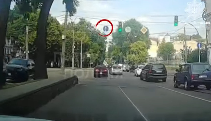 В Киеве наказали водителя, который повернул налево с полосы, которая разрешает движение только прямо — видео