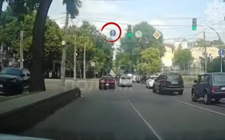 У Києві покарали водія, який повернув ліворуч зі смуги, яка дозволяє рух тільки прямо — відео