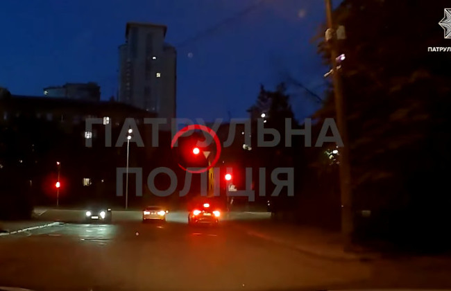 У Києві покарала водія Toyota, який проїхав перехрестя на червоний сигнал світлофора — відео