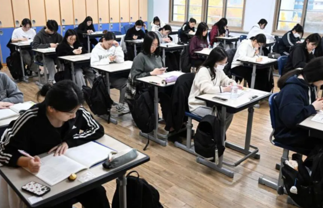 В Южной Корее учительница и мать ученицы похищали экзаменационные тесты ради высоких баллов