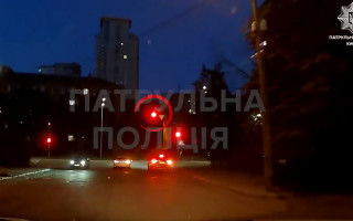 В Киеве наказали водителя Toyota, который проехал перекресток на красный сигнал светофора — видео