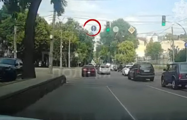 У Києві покарали водія, який повернув ліворуч зі смуги, яка дозволяє рух тільки прямо — відео