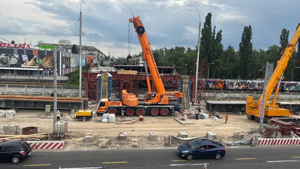У Києві розповіли, як триває реконструкція шляхопроводу біля метро «Дарниця»