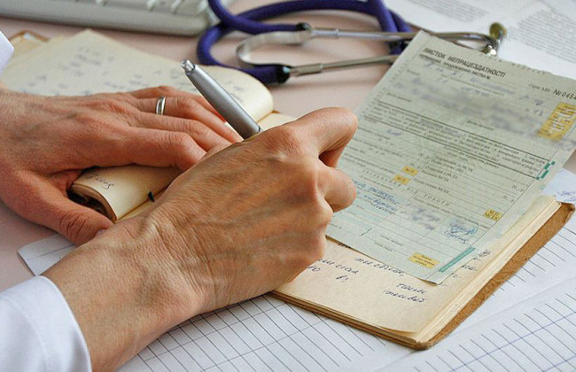 Может ли работница претендовать на больничные выплаты со всех мест работы, если оформлена официально на 3-х предприятиях — разъяснение