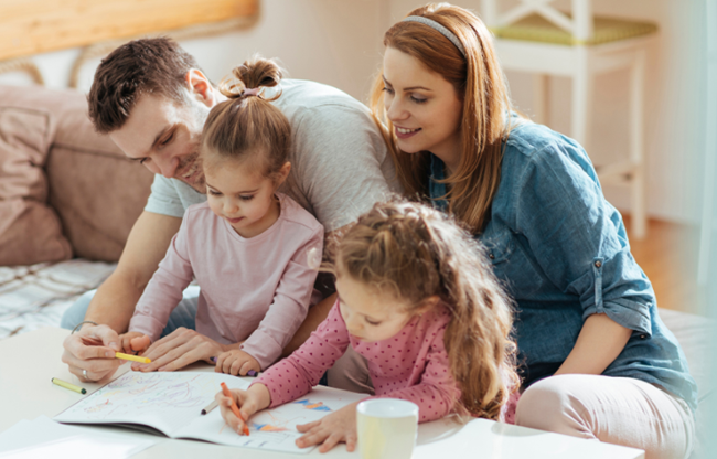 Стало известно, могут ли одновременно иметь и отец находиться в отпуске по уходу за ребенком, если одному ребенку 2 года, а другому — 2 месяца