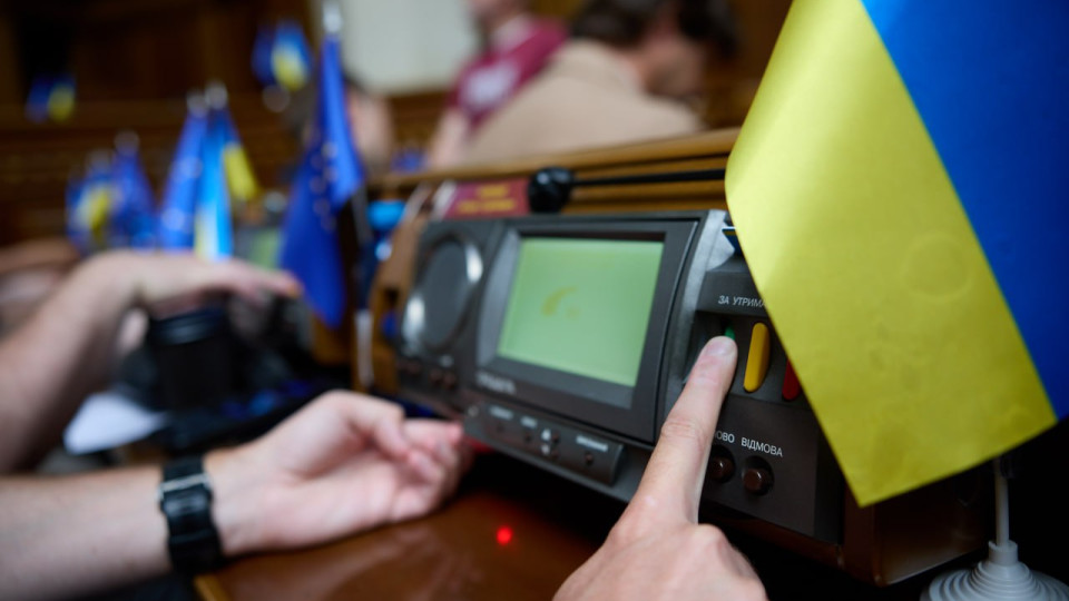 Чоловіків, які не стоять на обліку у ТЦК чи перебувають у розшуку, дозволять тимчасово бронювати на критично важливих підприємствах — комітет рекомендував законопроект