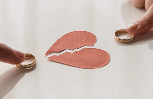 Суд у Британії: чоловік навмисно ізолював дружину від її адвоката, аби вплинути на розлучення