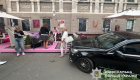 У центрі Києва водійка Mercedes влетіла в літню терасу кафе — постраждала відвідувачка закладу, відео