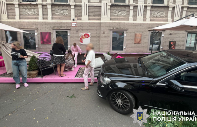 В центре Киева водительница Mercedes влетела в летнюю террасу кафе — пострадала посетительница заведения, видео