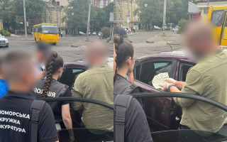 Посадовець Одеської міськради погорів на хабарі у $2700 за дозвіл на торгівлю