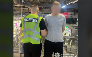 У Голосіївському районі Києва чоловік поранив відвідувача ТРЦ ножем — його затримала поліція