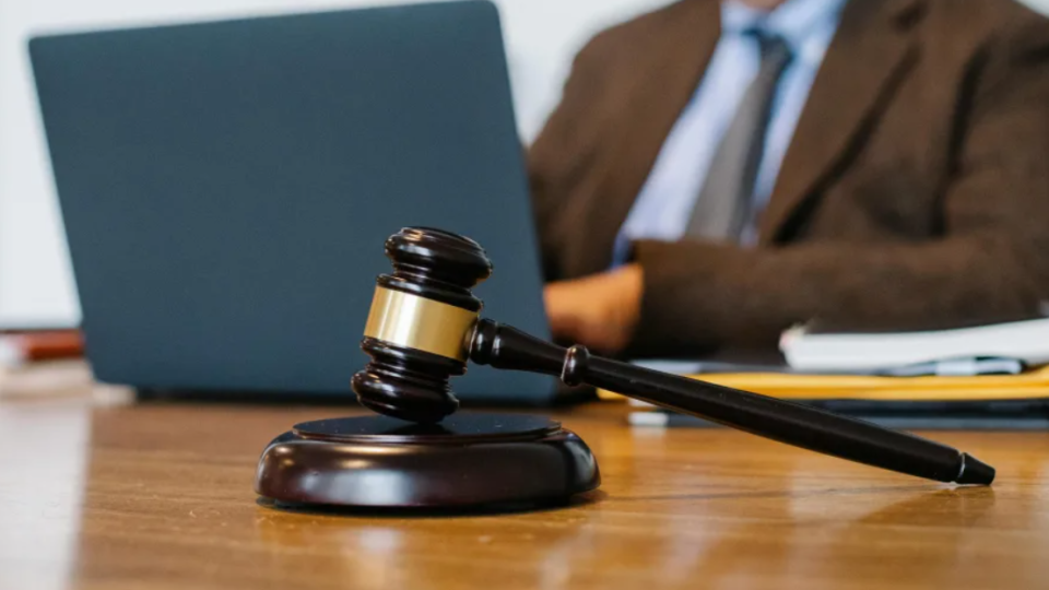У Великій Британії юриста відсторонили від професії за незаконне використання конфіденційних даних клієнтів