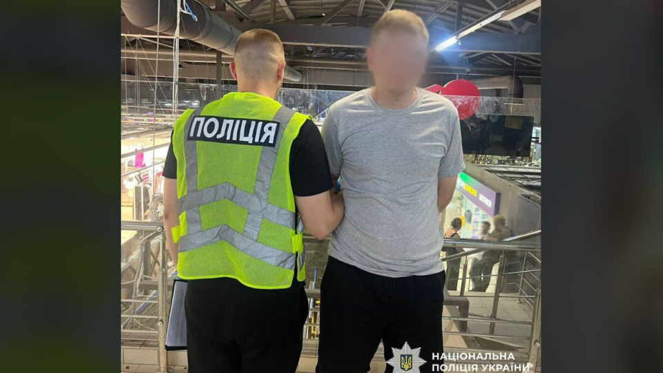 У Голосіївському районі Києва чоловік поранив відвідувача ТРЦ ножем — його затримала поліція