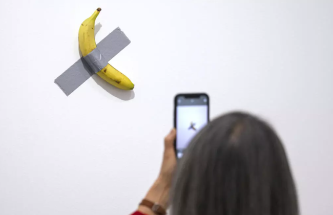 Во Франции голодный посетитель съел банан с картины стоимостью $6,2 миллиона