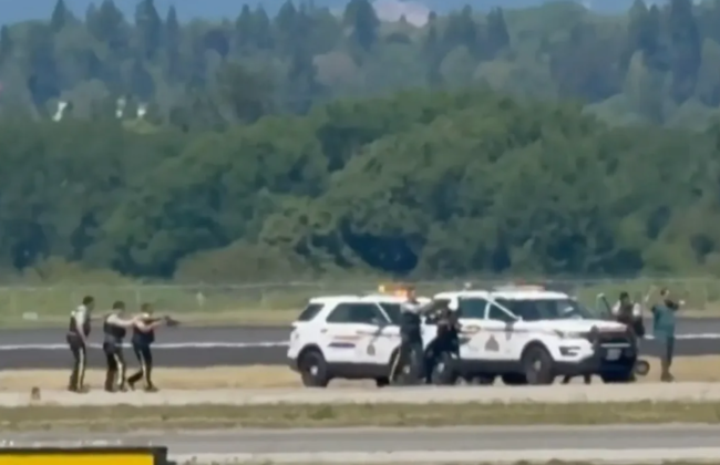 В Канаде мужчина угнал пассажирский самолет — полиция расценивает его действия как теракт