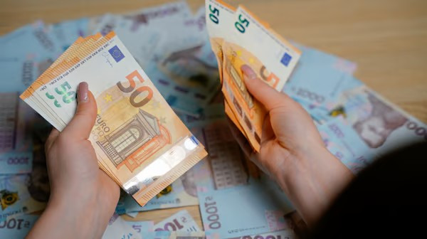 Податкова пояснила, як задекларувати і не платити податки двічі з іноземних доходів