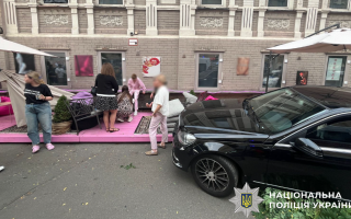 У центрі Києва водійка Mercedes влетіла в літню терасу кафе — постраждала відвідувачка закладу, відео