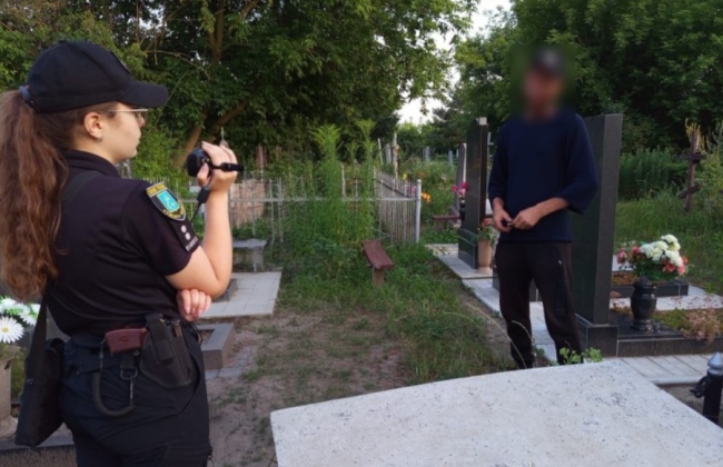 Наруга заради прибутку — на Сумщині чоловік розкрадав могили