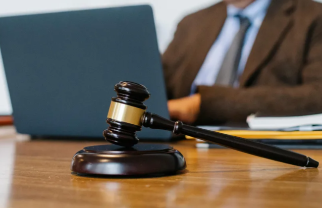 В Великобритании юрист был отстранен от профессии за незаконное использование конфиденциальных данных клиентов