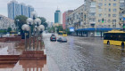 Київ накрила потужна злива — на площі Галицькій ускладнено руху транспорту, відео