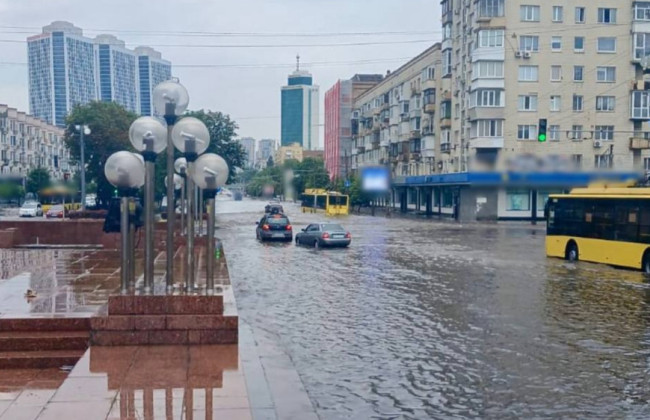 Киев накрыл мощный ливень — на площади Галицкой затруднено движение транспорта, видео