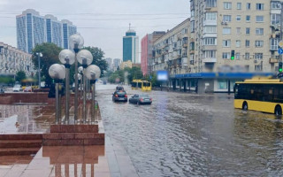 Київ накрила потужна злива — на площі Галицькій ускладнено руху транспорту, відео