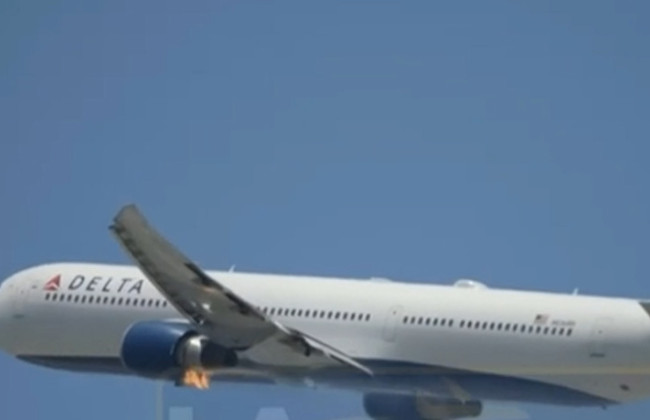 В США пассажирский самолет совершил аварийную посадку после возгорания двигателя — видео