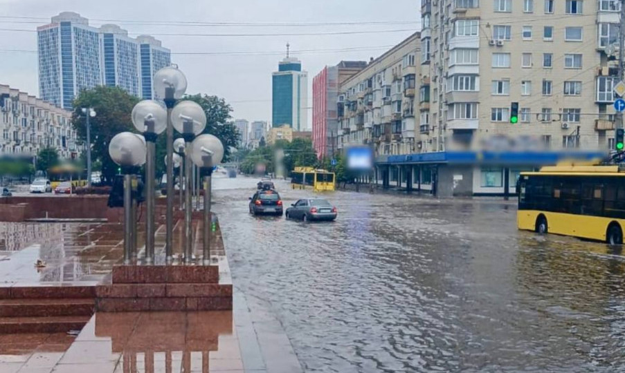 Київ накрила потужна злива — на площі Галицькій ускладнено руху транспорту, відео
