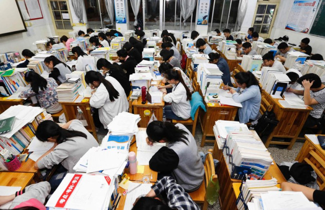 В Китае родители выгнали сына из дома из-за низкого балла на экзамене